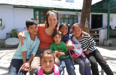 Una donatrice con un gruppo di bambini