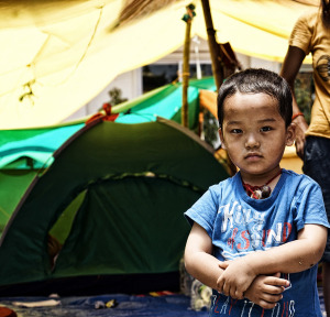 Un bambino di Boudhantah, quartiere di Kathmandu